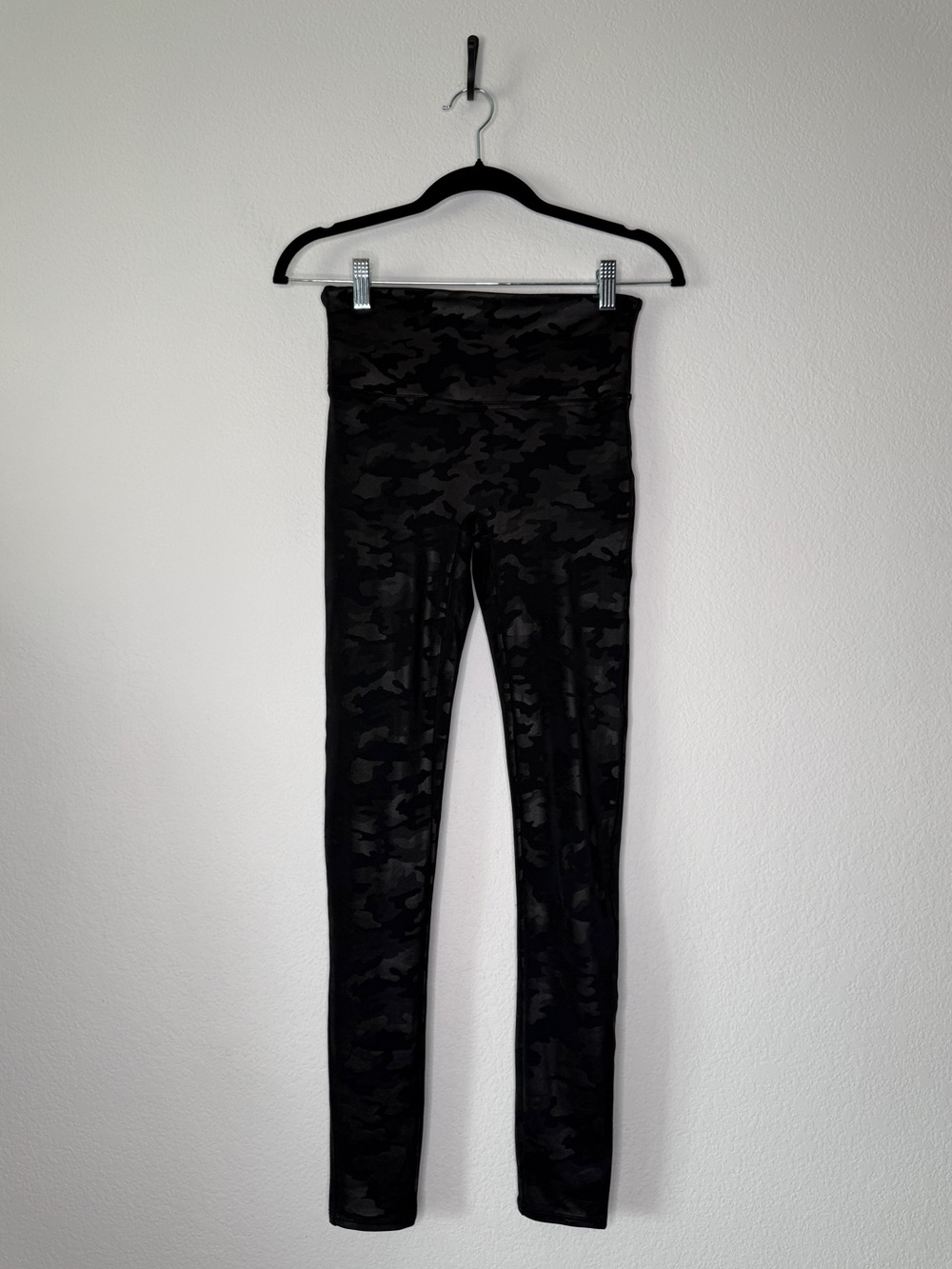 Spanx Faux Leather Black Camo High Rise Sculpting Leggings Size M